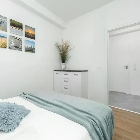 Comfortable Near The Sea,